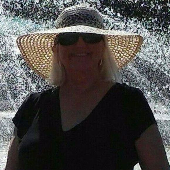Meet your Posher, Karen - Picture 1 of 1